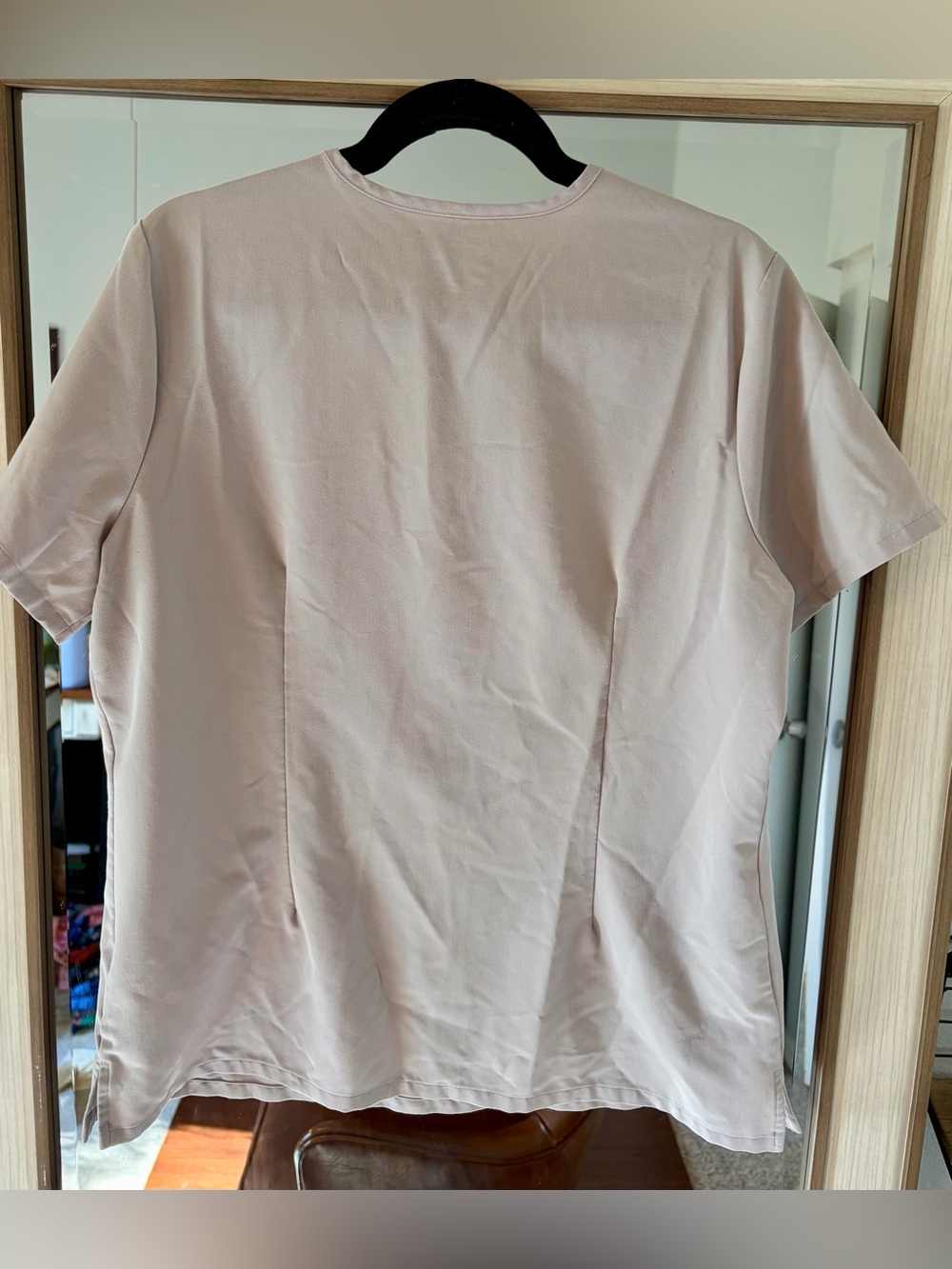 FIGS Women's Catarina One Pocket Scrub Top in Light Grey size Large - Picture 4 of 4